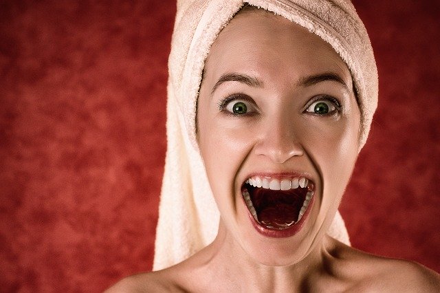 Žena s uterákom na hlave má otvorené ústa a tvári sa prekvapene.jpg