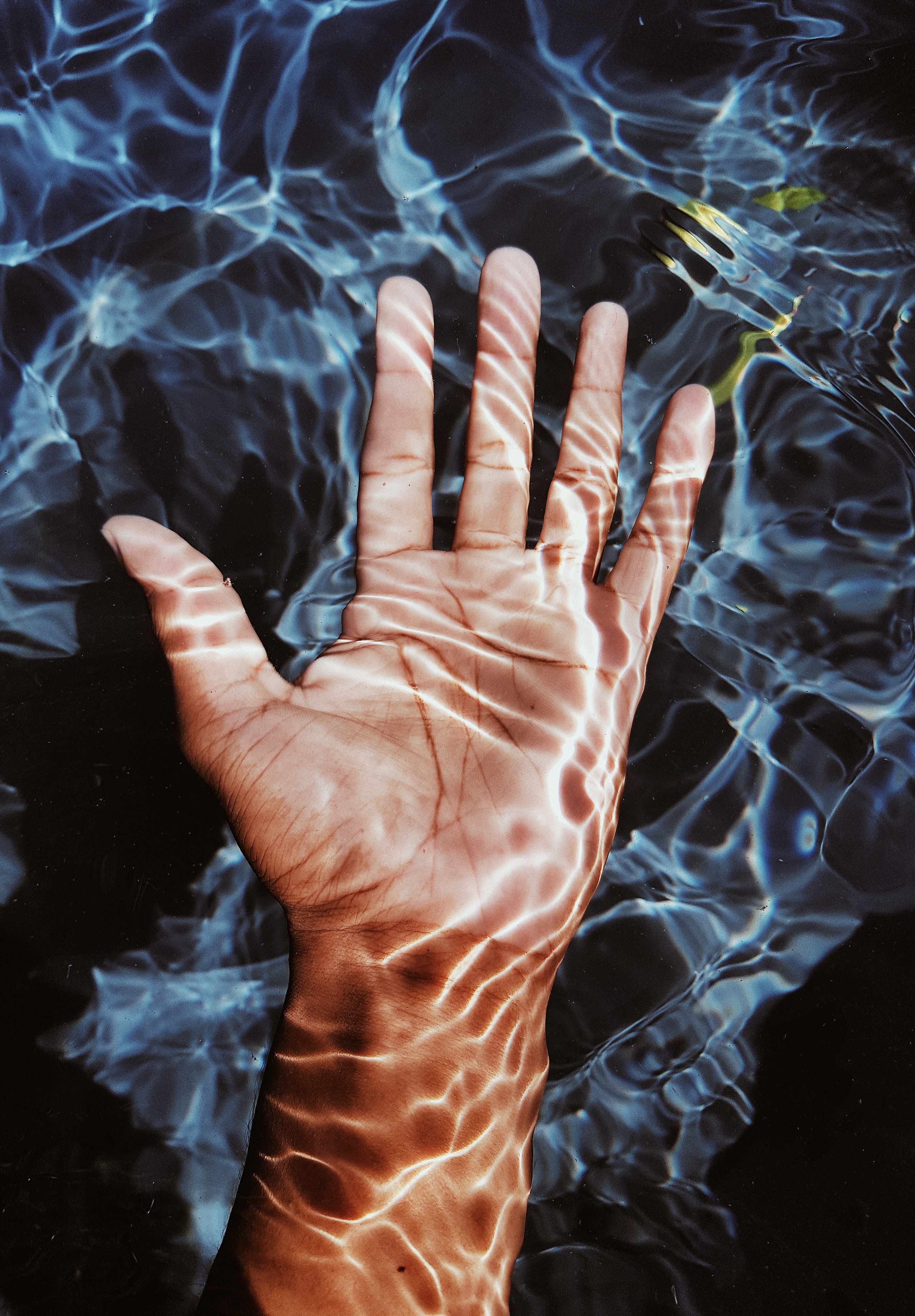 ruka vo vode